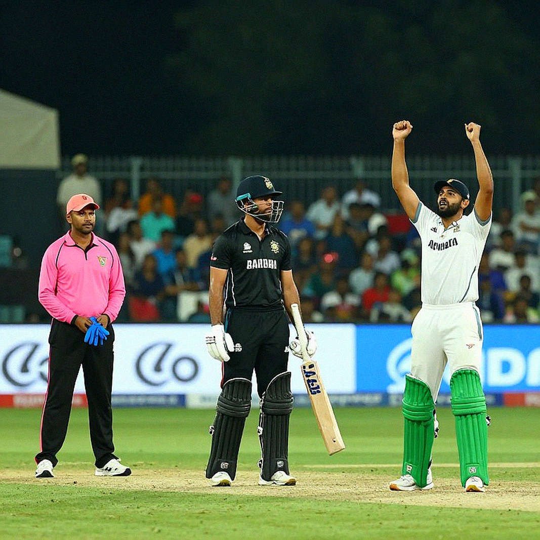 Santner's Warning: Bhuvneshwar's Swing and New Zealand Conditions Santner's Warning: Bhuvneshwar's Swing and New Zealand Conditions